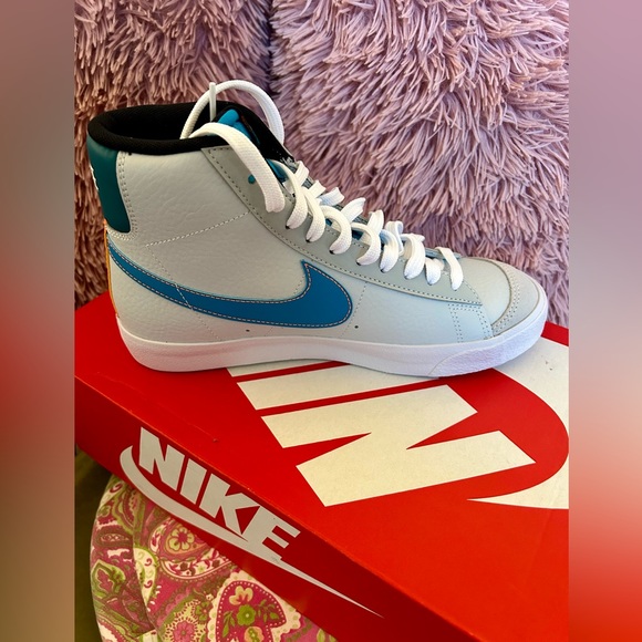 Nike Blazer Mid ‘77 (GS) - big kids size 6Y; (cm=24) women’s sizing in photos - Picture 3 of 14